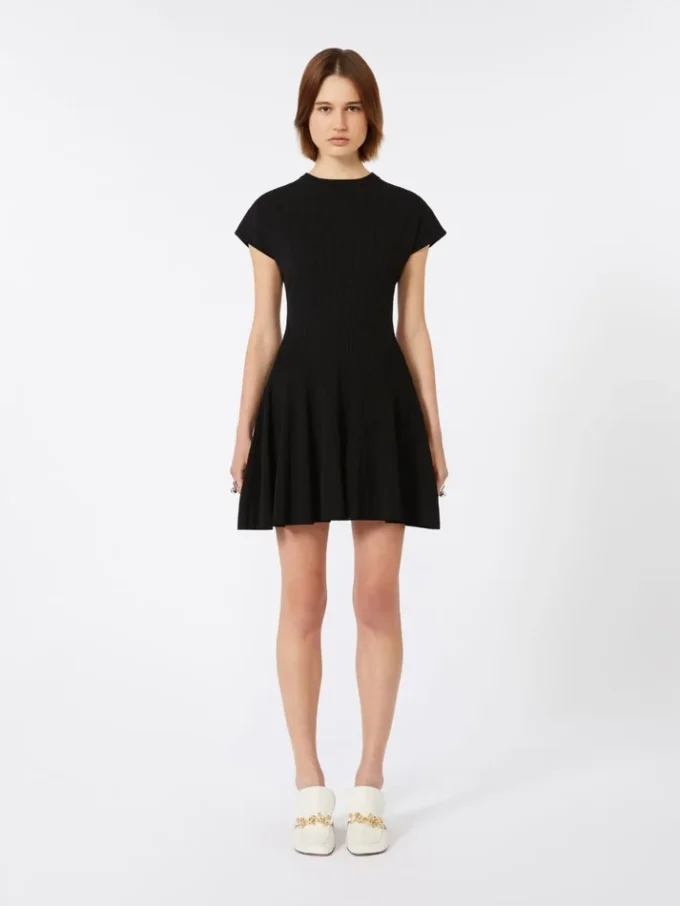 Abito in maglia, aderente in vita, nero Abito in maglia, aderente in vita, nero