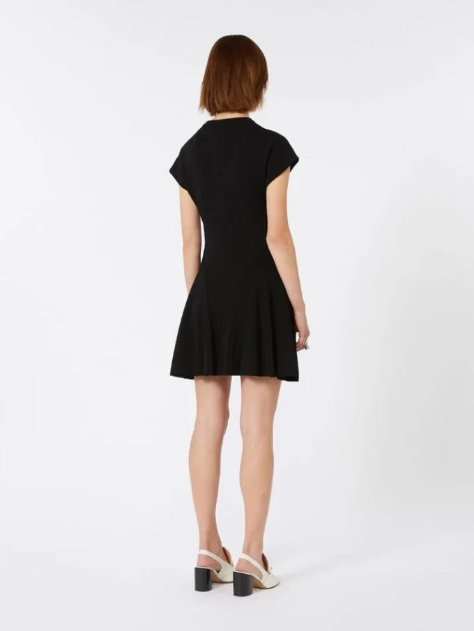 Abito in maglia, aderente in vita, nero Abito in maglia, aderente in vita, nero