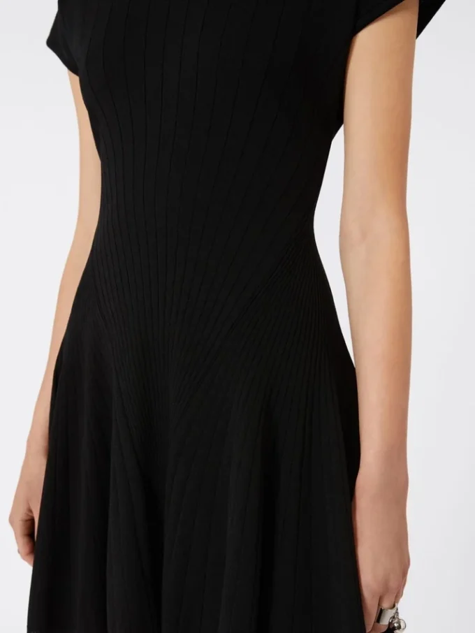 Abito in maglia, aderente in vita, nero Abito in maglia, aderente in vita, nero