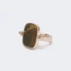 Anello in metallo e resina, marrone scuro