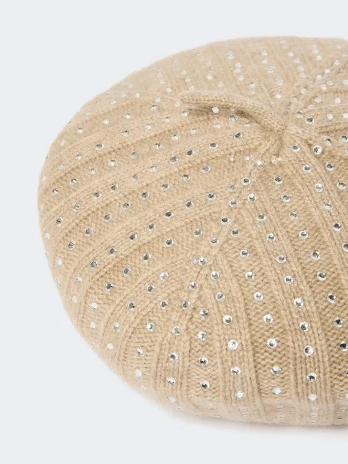 Berretto in cashmere impreziosito da strass, color sabbia Berretto in cashmere impreziosito da strass, color sabbia
