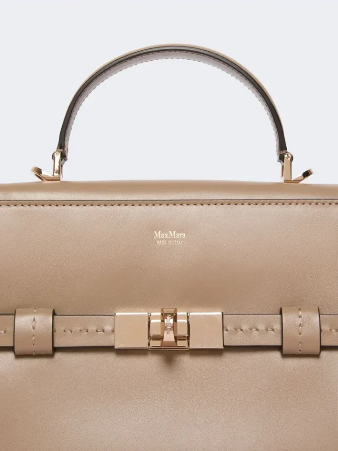 Borsa in pelle liscia, color fango Borsa in pelle liscia, color fango