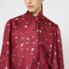 Camicia con fiocco in seta stampata, rossa