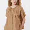 Camicia girocollo in popeline di cotone, color tabacco
