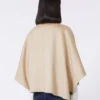 Cappa in cashmere dalla linea squadrata, albino Cappa in cashmere dalla linea squadrata, albino