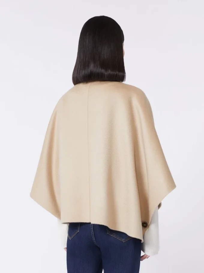 Cappa in cashmere dalla linea squadrata, albino Cappa in cashmere dalla linea squadrata, albino