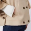 Cappa in cashmere dalla linea squadrata, albino Cappa in cashmere dalla linea squadrata, albino