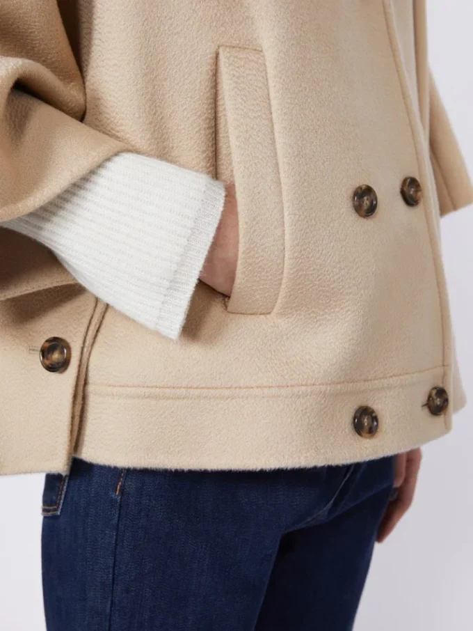 Cappa in cashmere dalla linea squadrata, albino Cappa in cashmere dalla linea squadrata, albino