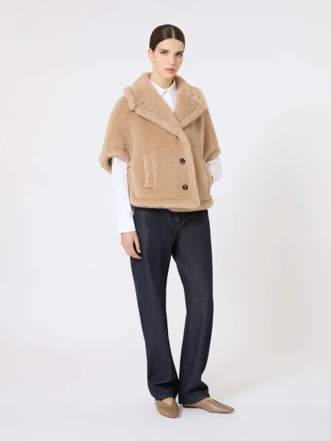 Cappa in tessuto teddy di alpaca e cashmere dalla linea squadrata, beige Cappa in tessuto teddy di alpaca e cashmere dalla linea squadrata, beige