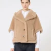 Cappa in tessuto teddy di alpaca e cashmere dalla linea squadrata, beige Cappa in tessuto teddy di alpaca e cashmere dalla linea squadrata, beige