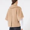 Cappa in tessuto teddy di alpaca e cashmere dalla linea squadrata, beige Cappa in tessuto teddy di alpaca e cashmere dalla linea squadrata, beige