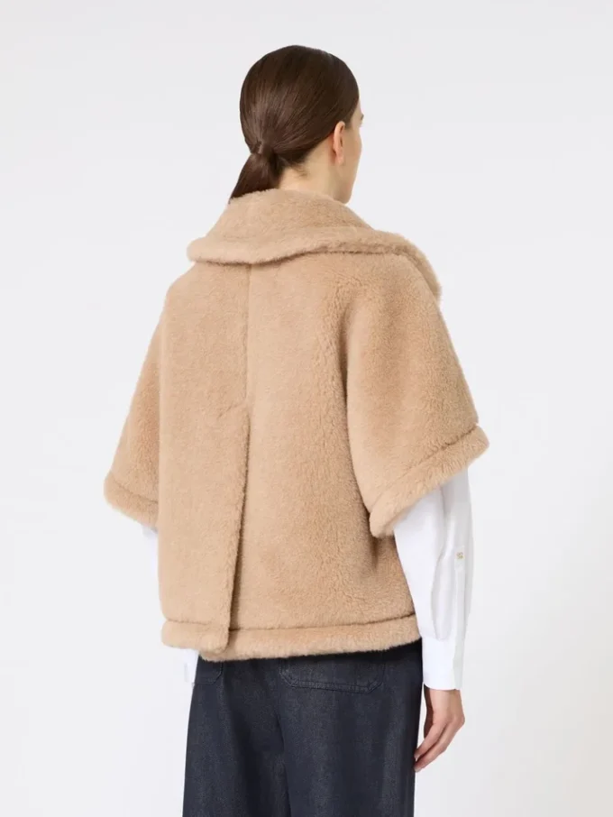 Cappa in tessuto teddy di alpaca e cashmere dalla linea squadrata, beige Cappa in tessuto teddy di alpaca e cashmere dalla linea squadrata, beige