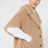 Cappa in tessuto teddy di alpaca e cashmere dalla linea squadrata, beige Cappa in tessuto teddy di alpaca e cashmere dalla linea squadrata, beige