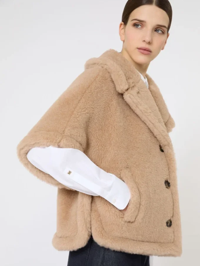 Cappa in tessuto teddy di alpaca e cashmere dalla linea squadrata, beige Cappa in tessuto teddy di alpaca e cashmere dalla linea squadrata, beige