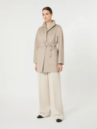 Cappotto avvolgente color cammello, sabbia