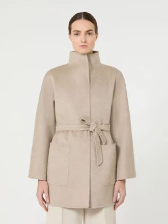 Cappotto avvolgente color cammello, sabbia
