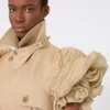 Cappotto spolverino senza maniche in lino a trama intrecciata con volant, color cammello