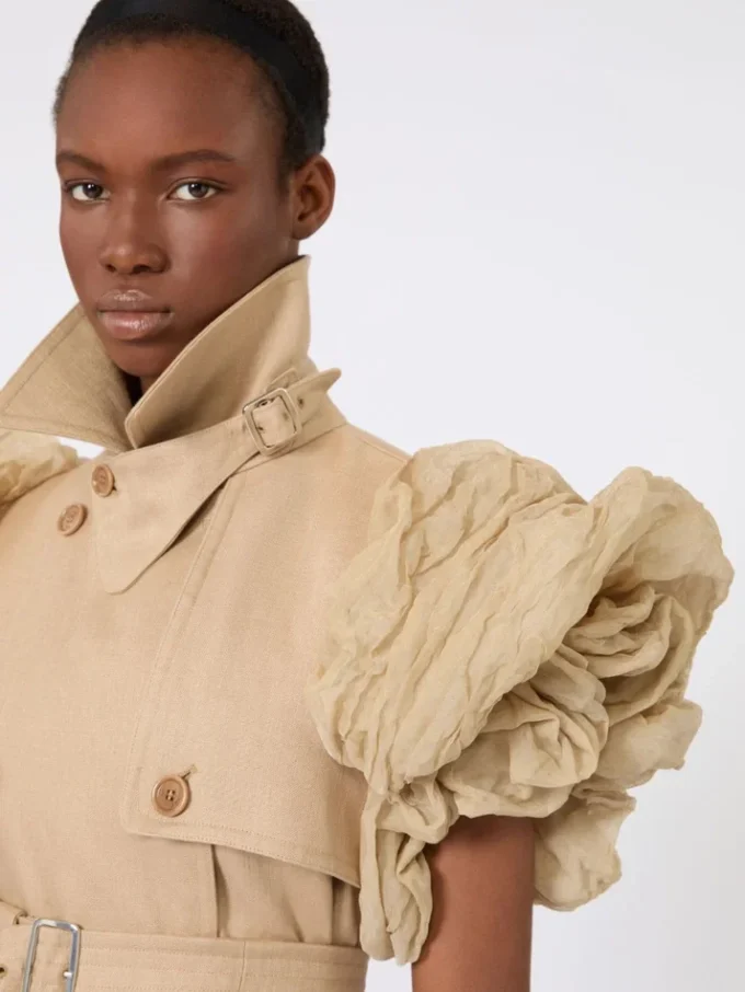 Cappotto spolverino senza maniche in lino a trama intrecciata con volant, color cammello