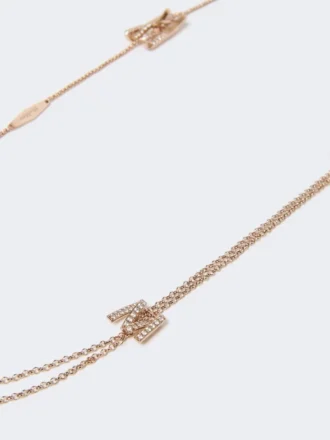 Collana lunga con dettagli monogramma, avorio