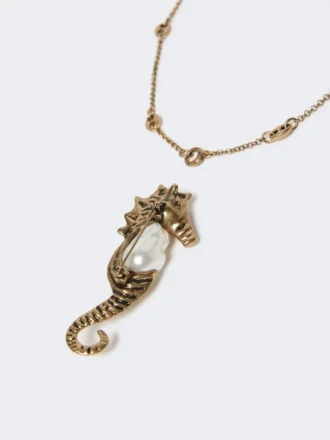 Collana metallica con ciondolo a spilla, oro Collana metallica con ciondolo a spilla, oro
