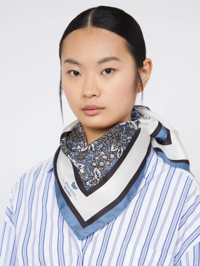 Foulard in seta stampato, blu cina Foulard in seta stampato, blu cina