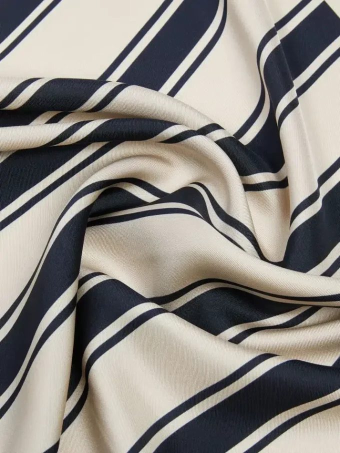 Foulard in seta stampato, blu oltremare Foulard in seta stampato, blu oltremare