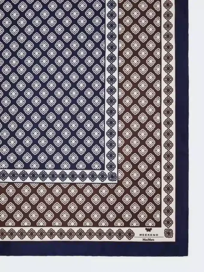 Foulard in seta stampato, color fango Foulard in seta stampato, color fango