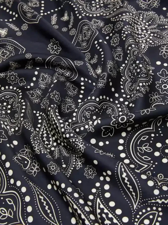 Foulard quadrato in seta stampata, blu notte Foulard quadrato in seta stampata, blu notte
