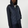 Giacca imbottita con cappuccio in tela idrorepellente e jersey, blu navy Giacca imbottita con cappuccio in tela idrorepellente e jersey, blu navy