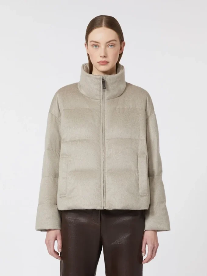 Giacca in tela idrorepellente e piumino color cammello, sabbia