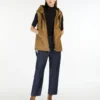 Gilet imbottito idrorepellente con cappuccio, color caramello Gilet imbottito idrorepellente con cappuccio, color caramello