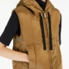 Gilet imbottito idrorepellente con cappuccio, color caramello Gilet imbottito idrorepellente con cappuccio, color caramello