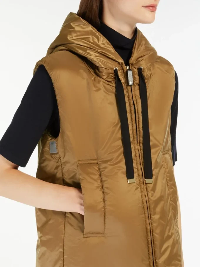 Gilet imbottito idrorepellente con cappuccio, color caramello Gilet imbottito idrorepellente con cappuccio, color caramello
