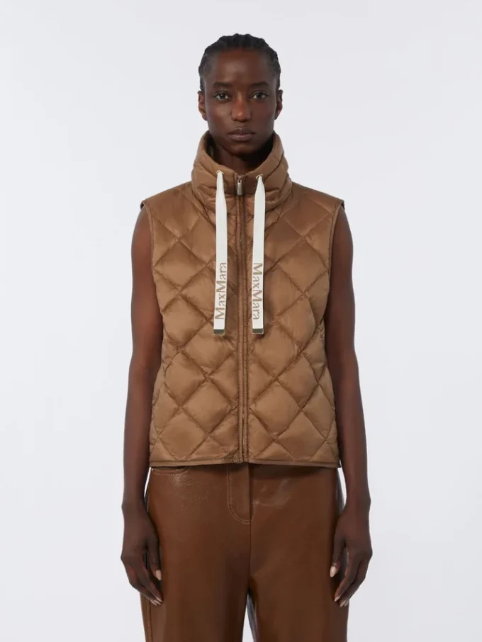 Gilet imbottito in tela di nylon idrorepellente, color caramello Gilet imbottito in tela di nylon idrorepellente, color caramello