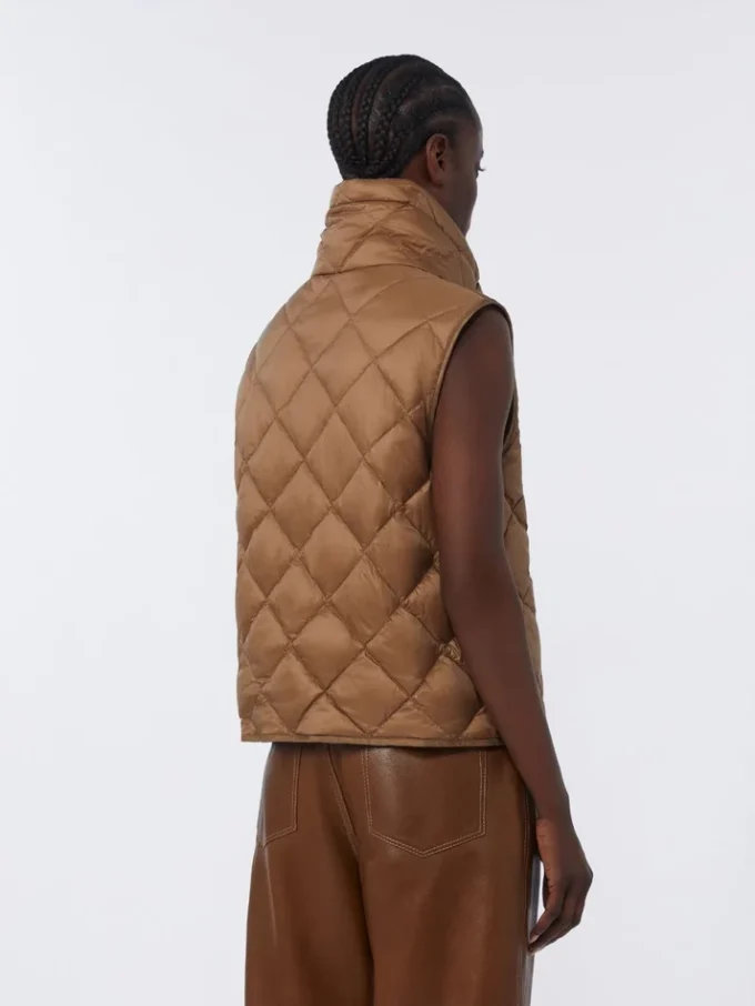 Gilet imbottito in tela di nylon idrorepellente, color caramello Gilet imbottito in tela di nylon idrorepellente, color caramello