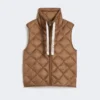 Gilet imbottito in tela di nylon idrorepellente, color caramello Gilet imbottito in tela di nylon idrorepellente, color caramello