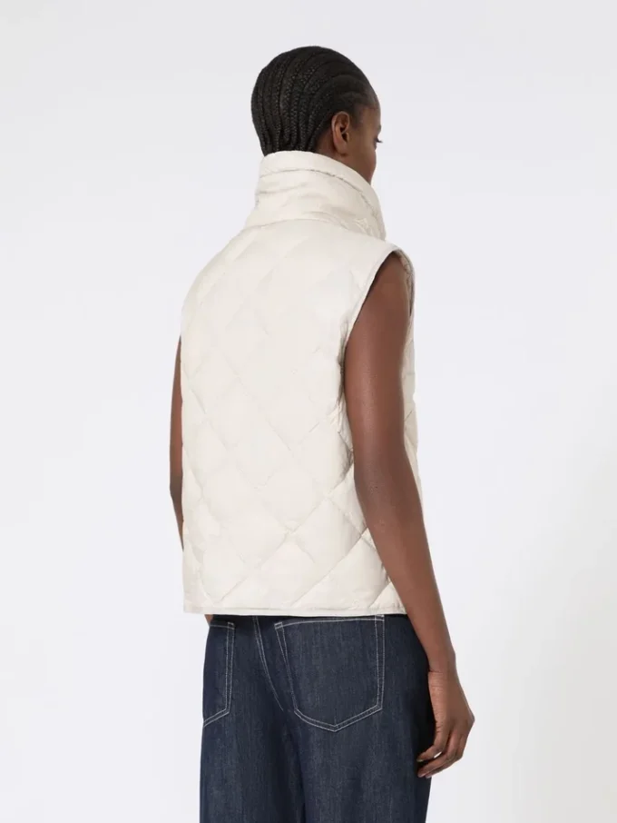 Gilet imbottito in tela di nylon idrorepellente, color sabbia Gilet imbottito in tela di nylon idrorepellente, color sabbia