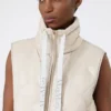 Gilet imbottito in tela di nylon idrorepellente, color sabbia Gilet imbottito in tela di nylon idrorepellente, color sabbia