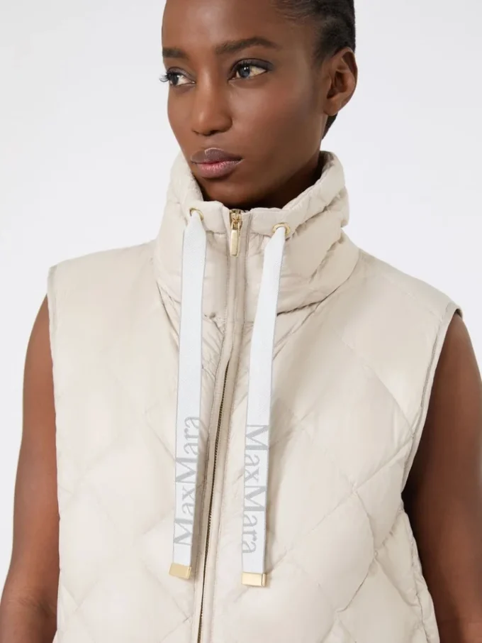 Gilet imbottito in tela di nylon idrorepellente, color sabbia Gilet imbottito in tela di nylon idrorepellente, color sabbia