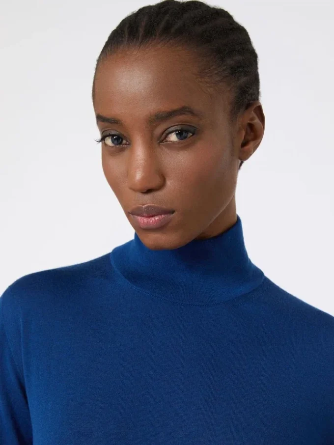 Maglione a collo alto in lana a maglia rasata, blu cina Maglione a collo alto in lana a maglia rasata, blu cina
