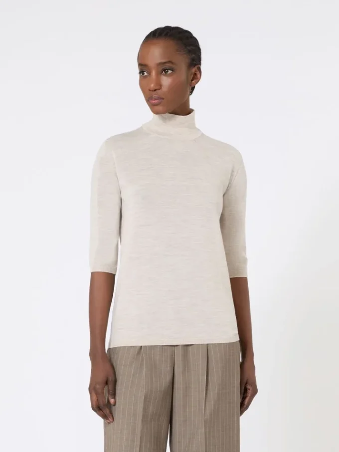 Maglione a collo alto in maglia rasata di lana, color cipria