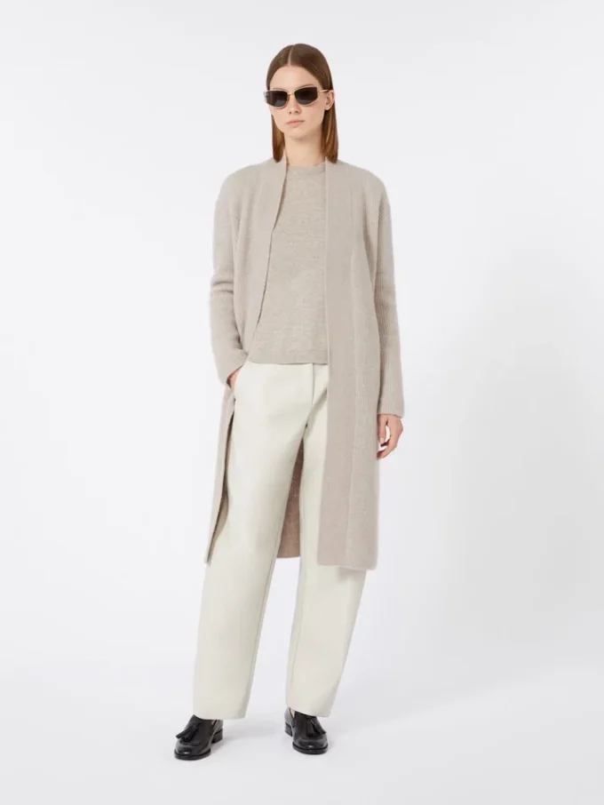 Maglione in lana e cashmere dalla linea squadrata, beige Maglione in lana e cashmere dalla linea squadrata, beige