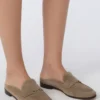 Mules in pelle scamosciata, color fango
