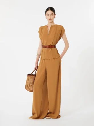 – pantaloni larghi in raso envers, color caramello
