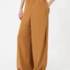 – pantaloni larghi in raso envers, color caramello – pantaloni larghi in raso envers, color caramello