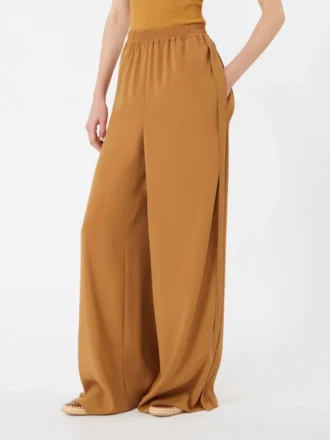 – pantaloni larghi in raso envers, color caramello