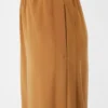 – pantaloni larghi in raso envers, color caramello – pantaloni larghi in raso envers, color caramello