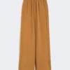 – pantaloni larghi in raso envers, color caramello – pantaloni larghi in raso envers, color caramello