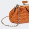 Piccola borsa a forma di pasticcino effetto rafia, color salmone Piccola borsa a forma di pasticcino effetto rafia, color salmone