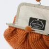Piccola borsa a forma di pasticcino effetto rafia, color salmone Piccola borsa a forma di pasticcino effetto rafia, color salmone